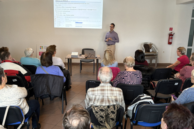 Ako sme zrealizovali kurz „Odhaľ podvod skôr ako naletíš“ a  pomohli seniorom brániť sa nástrahám internetu